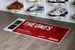 THE ONES boek + Gepersonaliseerde THE ONES vloerkleed 45x100cm - Sneaker Essentials
