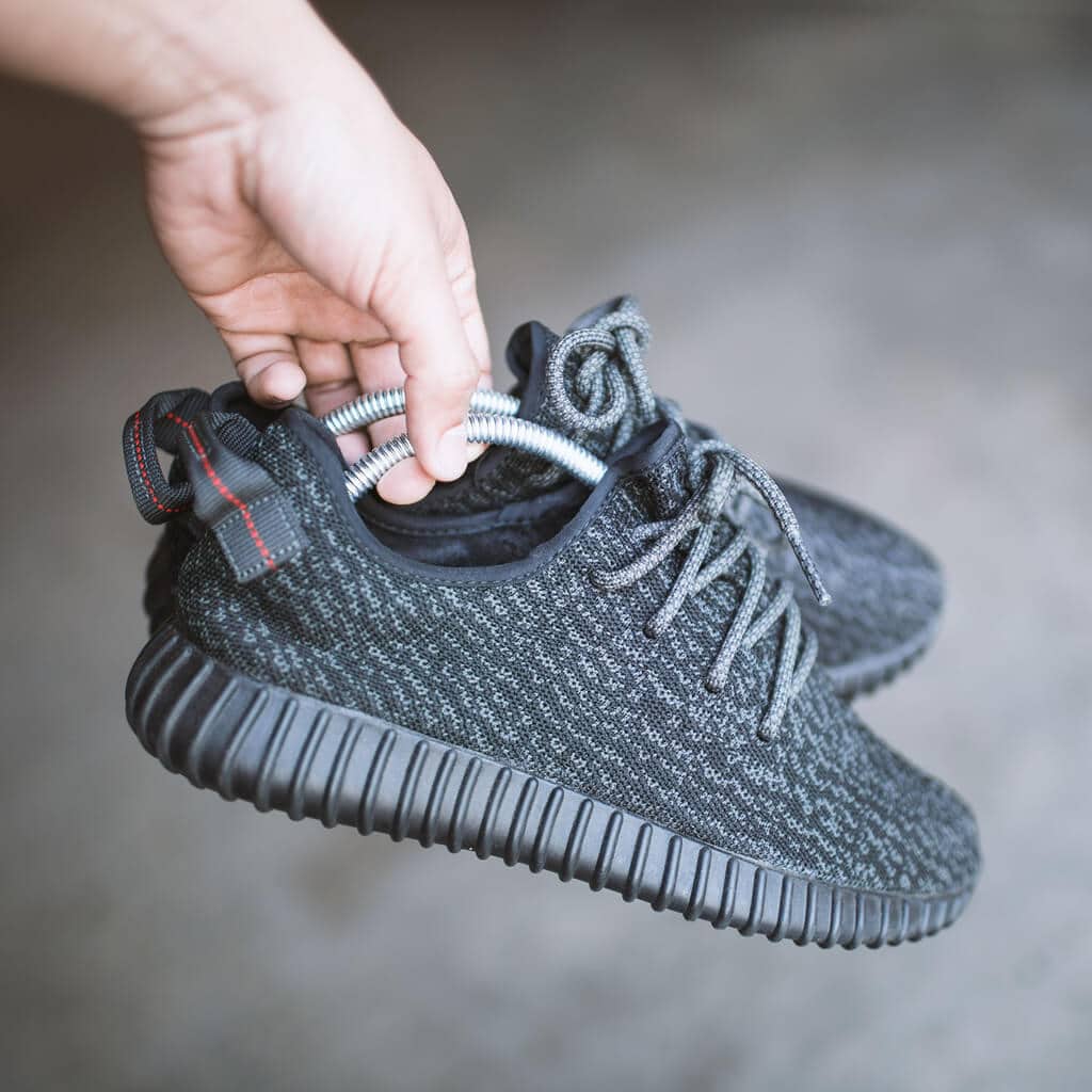 Yeezy met schoenspanners
