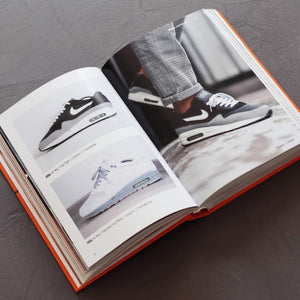 THE ONES boek + Gepersonaliseerde THE ONES vloerkleed 45x100cm - Sneaker Essentials