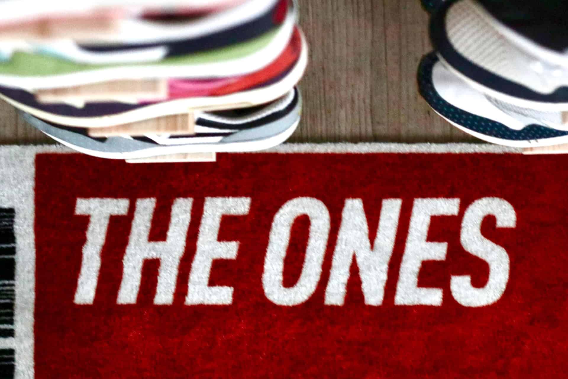 THE ONES boek + Gepersonaliseerde THE ONES vloerkleed 45x100cm - Sneaker Essentials